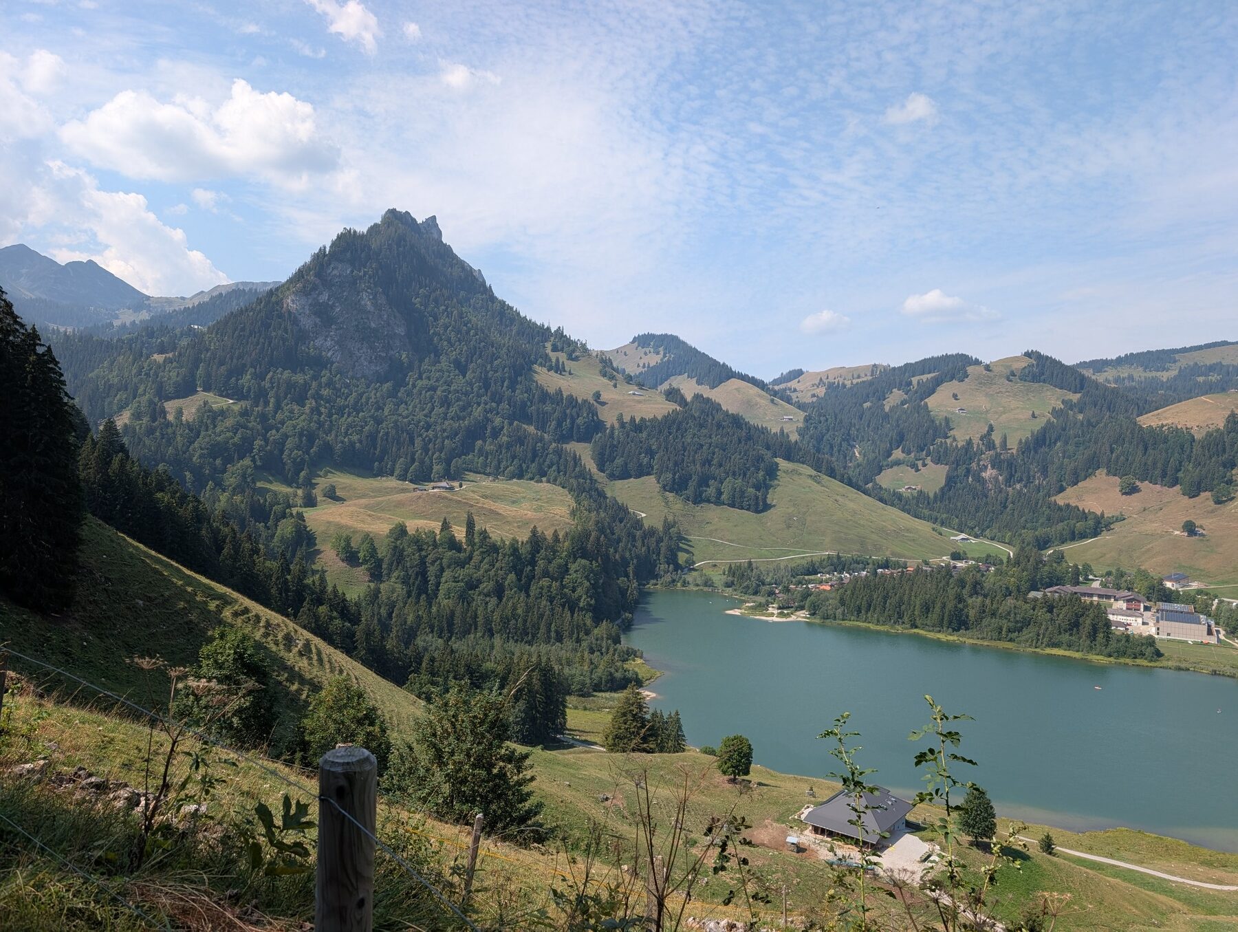 Blick über die Alpen und den Schwarzsee